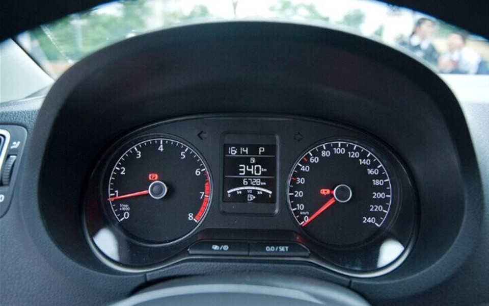 Hệ thống điều khiển truyền thông đa phương tiện giải trí màn hình cảm ứng  