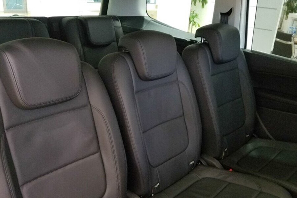 Toàn bộ ghế ngồi trên xe điều được bọc da “Vienna” tạo sự thoải mái Toàn bộ ghế ngồi trên xe điều được bọc da “Vienna” tạo sự thoải mái