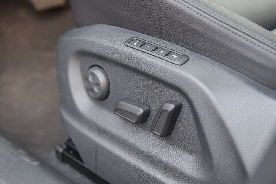 Ghế người lái và hành khách phía trước chỉnh điện 12 hướng Ghế người lái và hành khách phía trước chỉnh điện 12 hướng