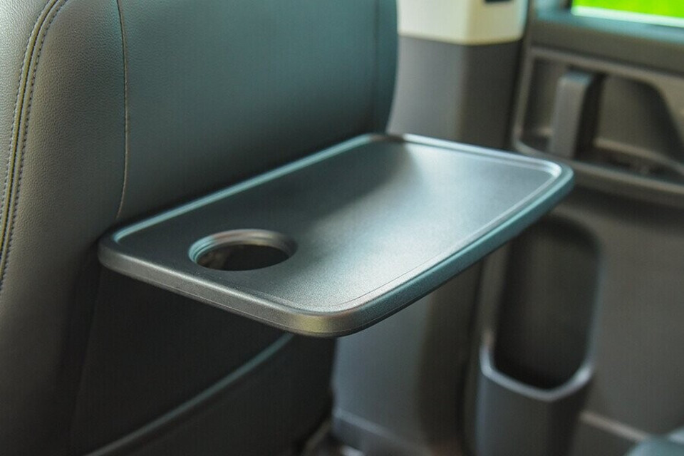 Tựa lưng ghế trước có bàn ăn gập tiện ích cho người ngồi ở hàng ghế thứ 2 Tựa lưng ghế trước có bàn ăn gập tiện ích cho người ngồi ở hàng ghế thứ 2