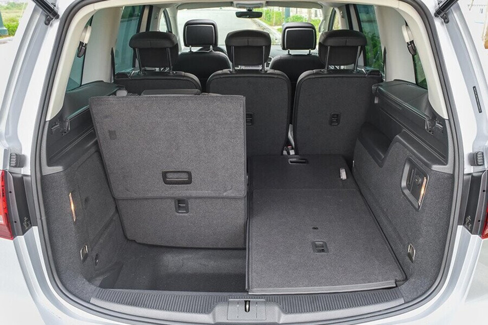 Cốp xe rộng rãi Cốp xe rộng rãi