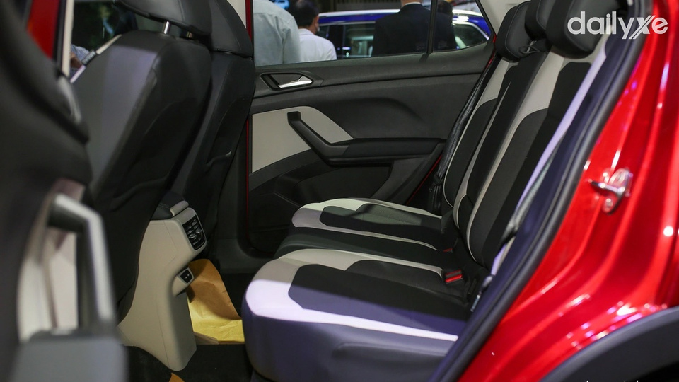 Ghế sau rộng rãi và thoải mái