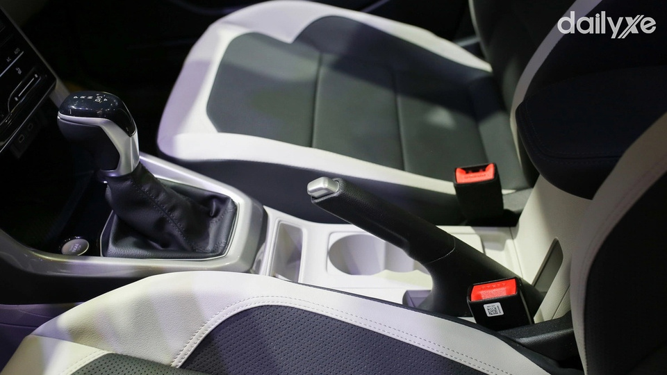 Ghế ngồi sử dụng chất liệu êm ái