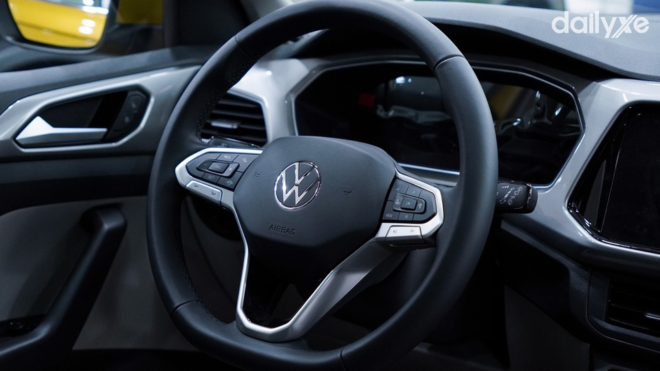 Vô lăng bọc da tạo cảm giác êm ái khi cầm nắm