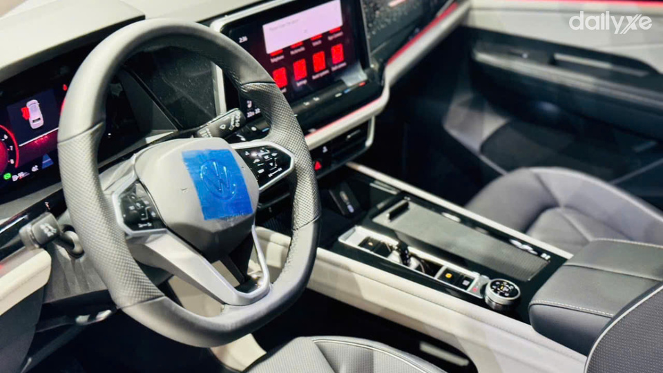 Vô lăng bọc da sang trọng