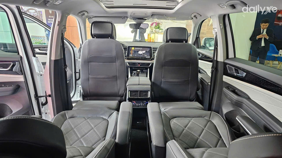 Toàn bộ ghế ngồi được bọc da có chứng năng thông hơi và sưởi ấm