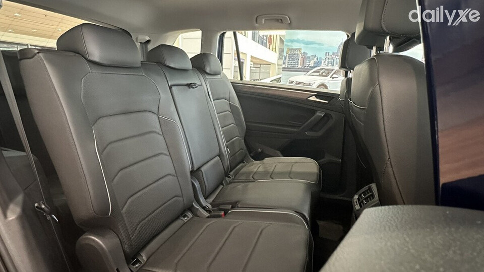 Hàng ghế sau dễ dàng gập xuống để tăng thêm diện tích