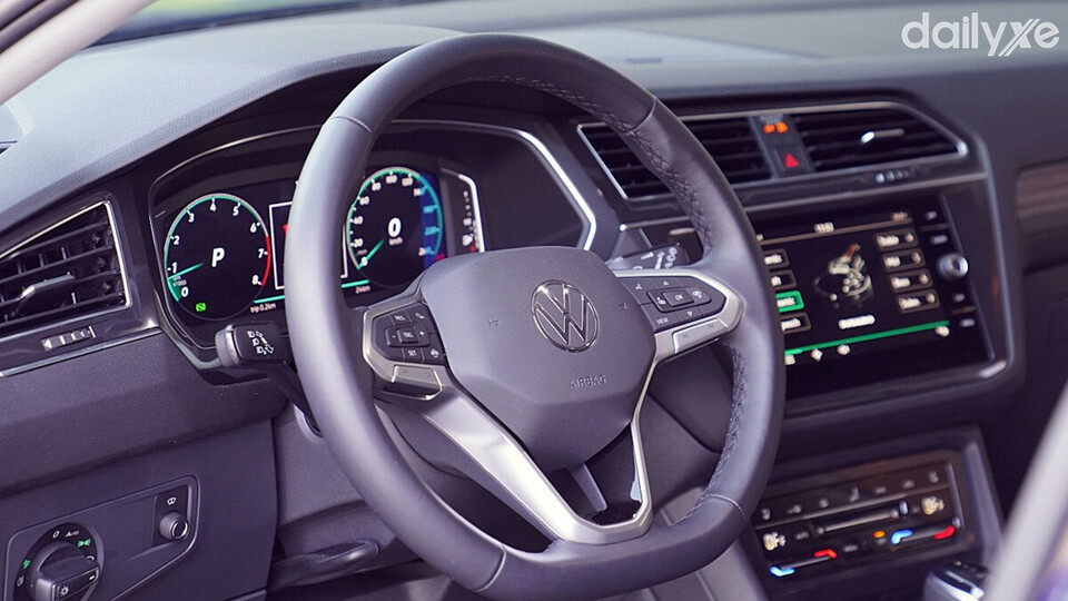 Vô lăng bọc da tích hợp đầy đủ các chức năng