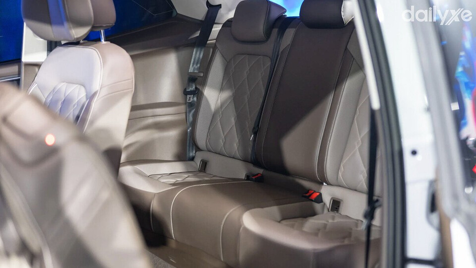 Hàng ghế thứ 3 vẫn rộng rãi nhờ lợi thế về chiều dài xe