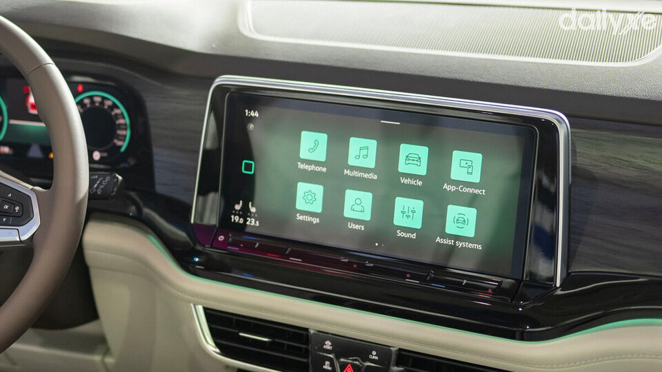 Màn hình giải trí cảm ứng trung tâm 12 inch tích hợp nhiều tính năng