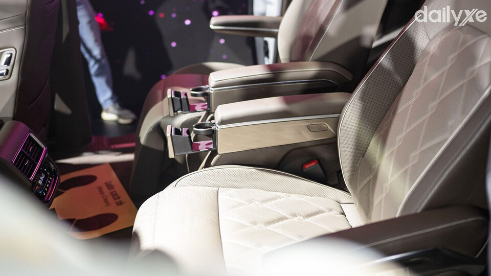 Trang bị khay để ly riêng