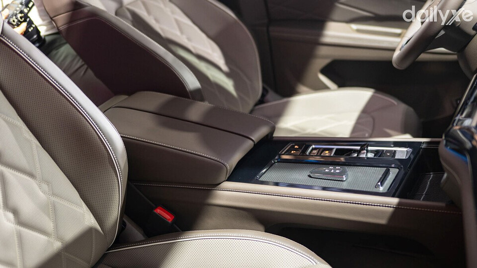 Ghế ngồi bọc da cao cấp