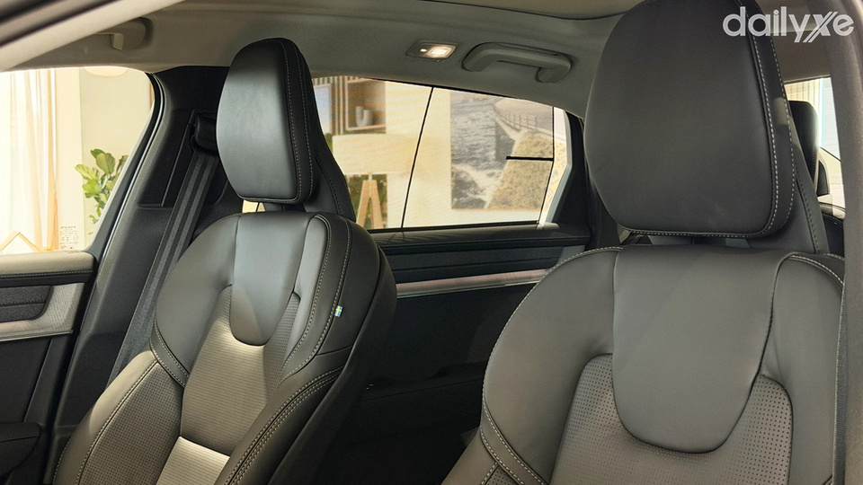 Toàn bộ ghế ngồi được bọc da cao cấp