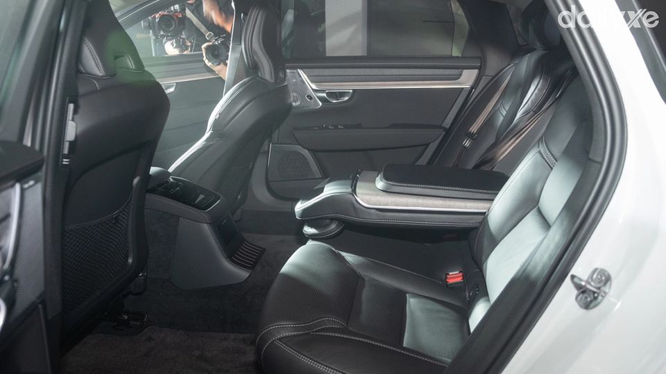 Hàng ghế sau rộng rãi