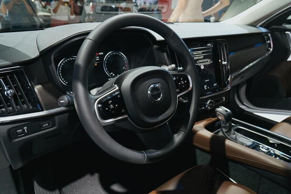 Nội thất xe được bọc da và ốp gỗ cao cấp Nội thất xe được bọc da và ốp gỗ cao cấp