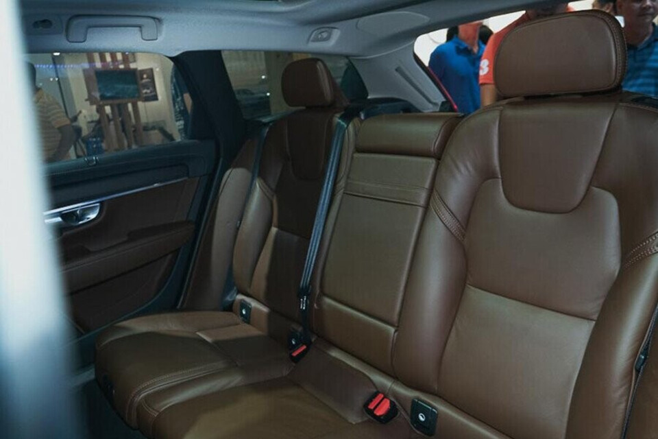 Hai hàng ghế trên xe được thiết kế khoảng để chân rộng rãi Hai hàng ghế trên xe được thiết kế khoảng để chân rộng rãi