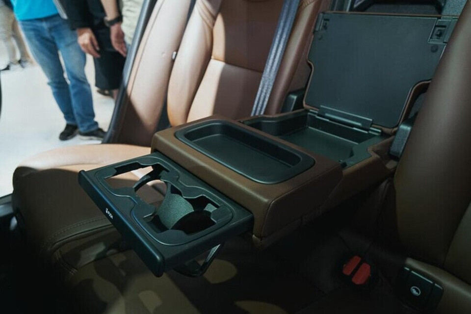 Hốc để cốc hàng ghế sau Hốc để cốc hàng ghế sau