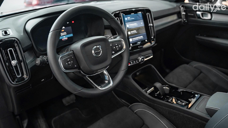 Tay lái của Volvo XC40 được bọc da 3 chấu mang đến khả năng cầm nắm chắc tay