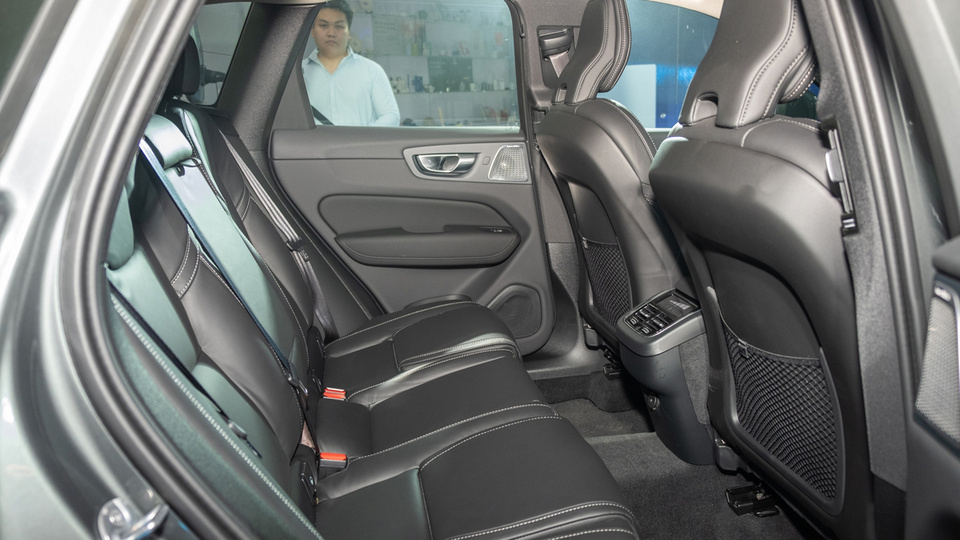 Hàng ghế sau trang bị đầy đủ tiện nghi