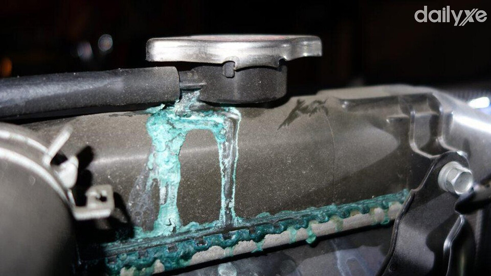 Chất lỏng tràn ra ngoài tiềm ẩn nguy cơ cháy ô tô