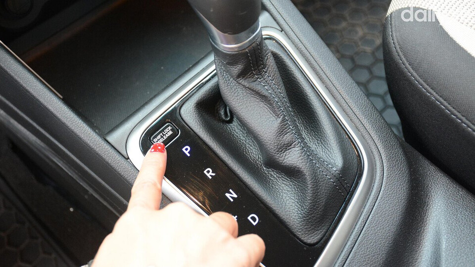 Nút Shift Lock trên xe ô tô sử dụng một thao tác khá đơn giản