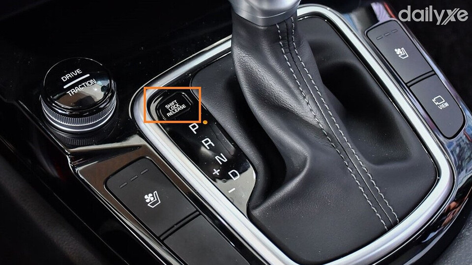 Nút Shift Lock thường được đặt ở vị trí gần cần số của xe ô tô