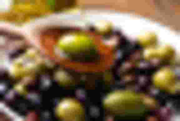 Dùng vài quả olive giảm cảm giác say xe