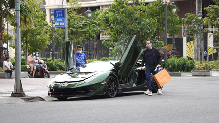 Ông trùm nhà thuốc Pharmacity cầm lái Lamborghini Aventador SVJ vừa mua lên  phố sắm đồ