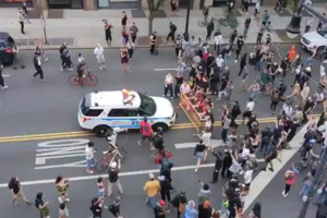 Ôtô lao thẳng vào người biểu tình tại New York