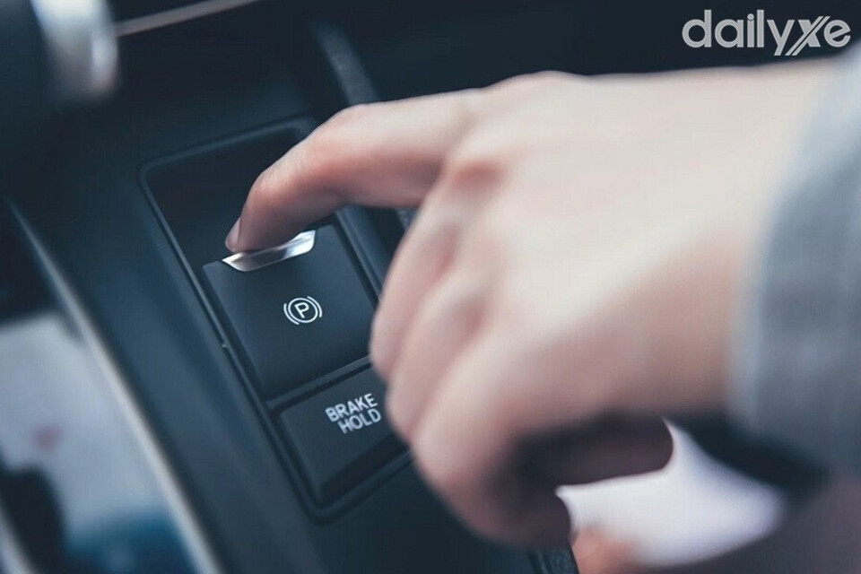 Những lỗi thường xuất hiện khi sử dụng phanh tay điện tử