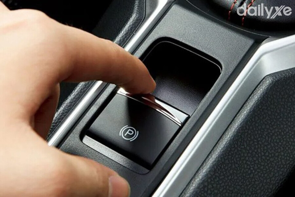 Phanh tay điện tử EPB nút bấm đánh dấu chữ P trên xe