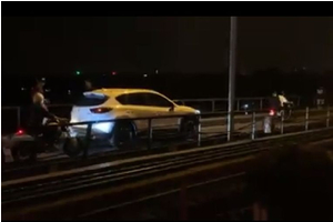 Phạt 1,5 triệu đồng lái xe Mazda CX-5 đi trên cầu Long Biên gây ùn tắc