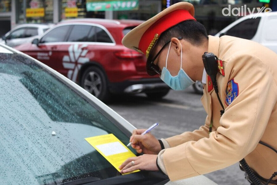 CSGT lập biên bản phạt nguội xe ô tô vi phạm