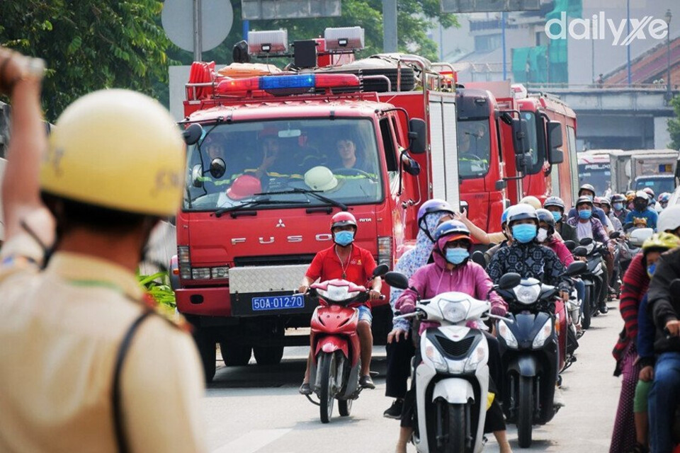 Xe ưu tiên làm nhiệm vụ được phép tiếp tục di chuyển kể cả khi có tín hiệu đèn đỏ
