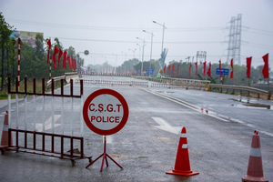 Phong tỏa quốc lộ 18, xe tải đi đường vòng để vào Quảng Ninh