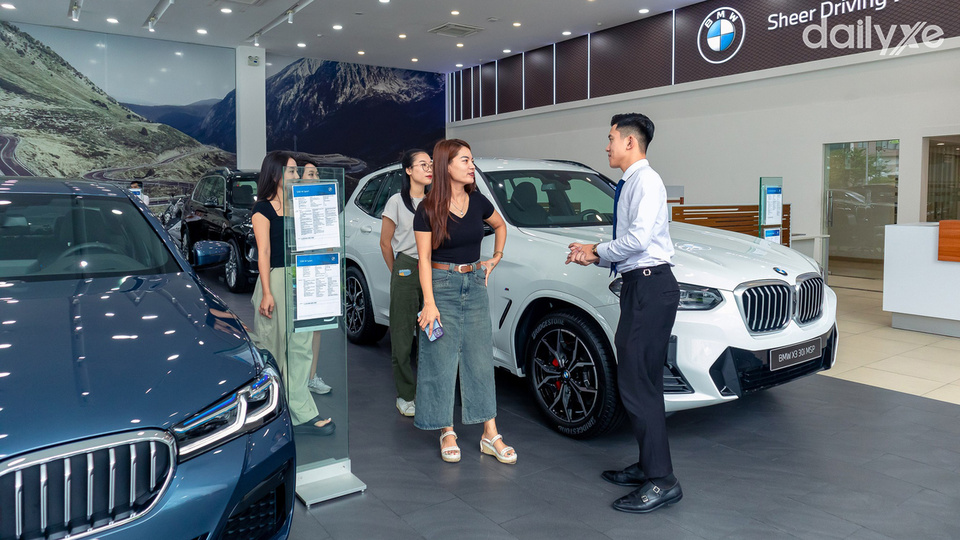 Phòng trưng bày xe của đại lý BMW Lê Văn Lương