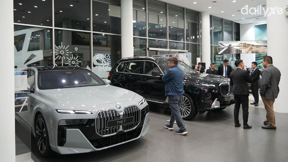 Phòng trưng bày xe của showroom BMW Phạm Văn Đồng