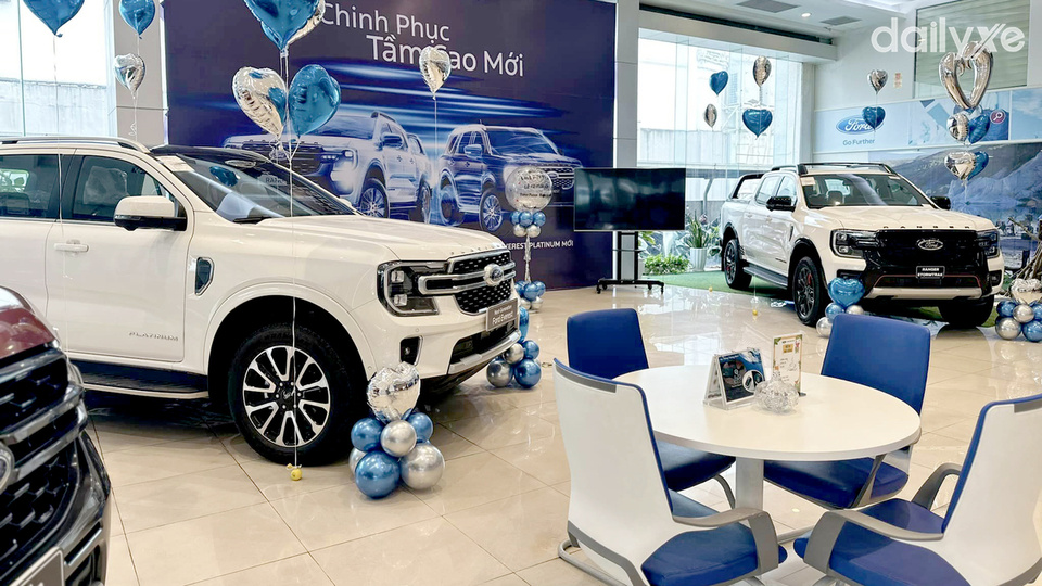 Phòng trưng bày xe của showroom Ford Long Biên