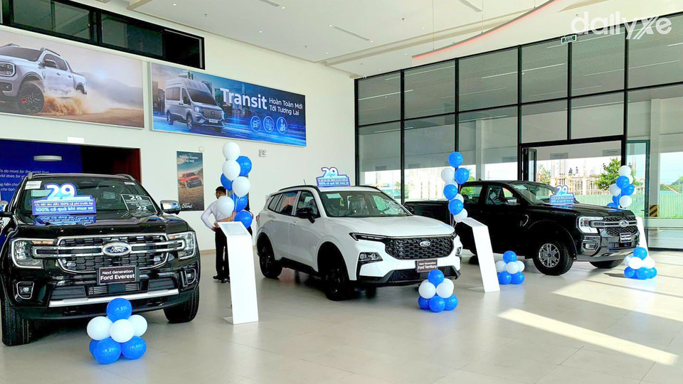 Phòng trưng bày xe của showroom Ford Miền Trung