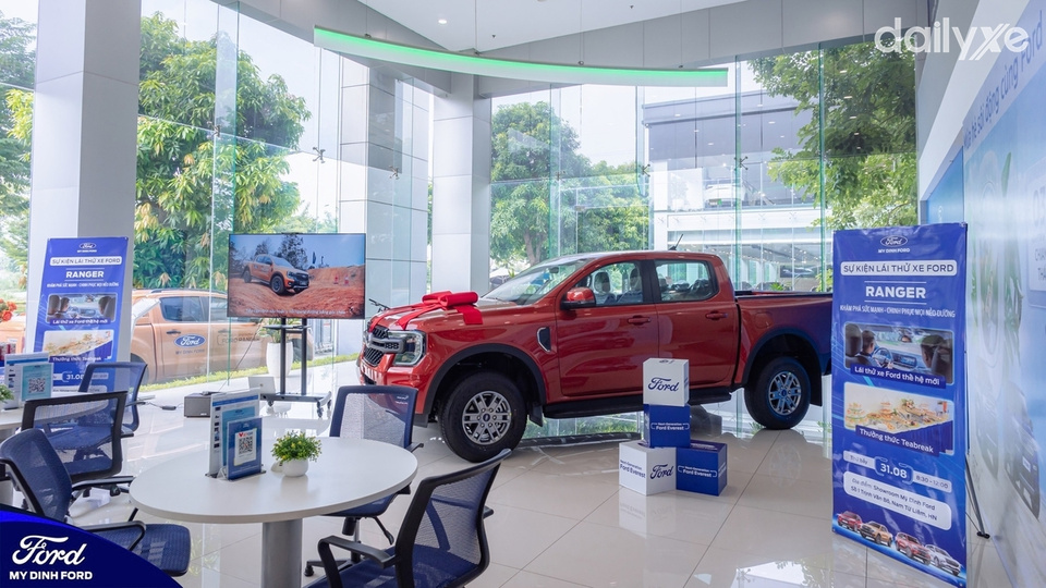 Phòng trưng bày xe của showroom Ford Mỹ Đình