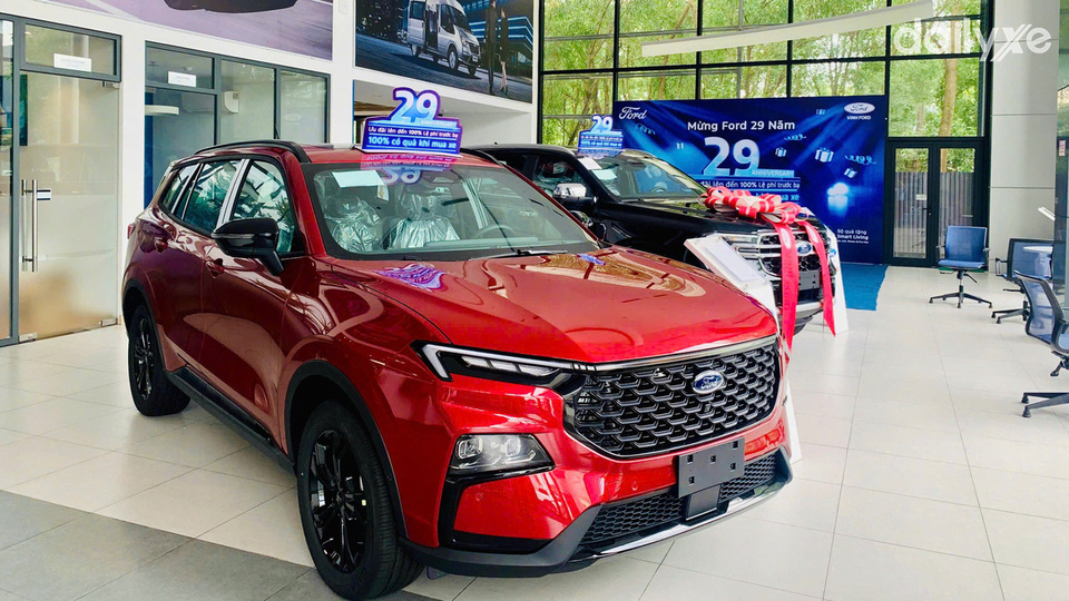Phòng trưng bày xe của showroom Ford Vinh