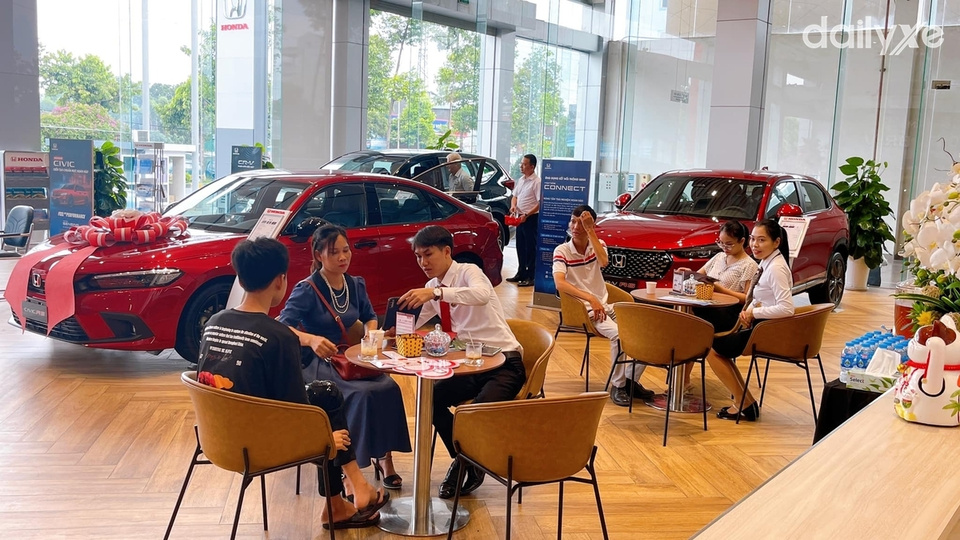 Phòng trưng bày xe tại Honda Ôtô Việt Trì