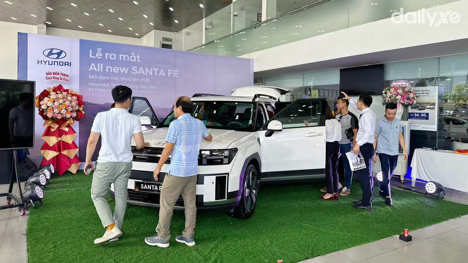 Phòng trưng bài xe của showroom Hyundai Sơn Trà