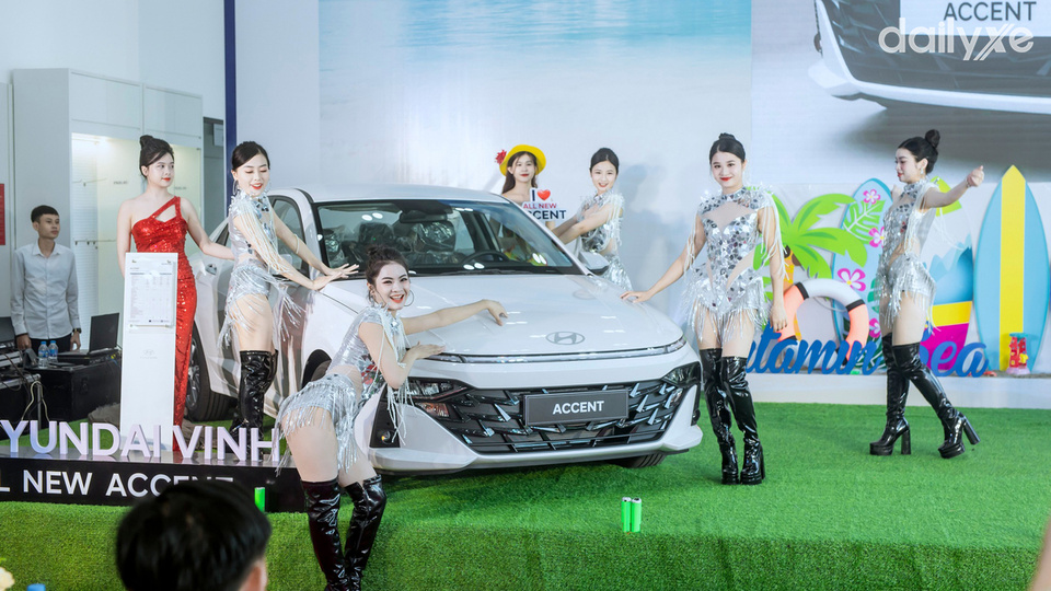 Phòng trưng bày xe tại showroom Hyundai Vinh