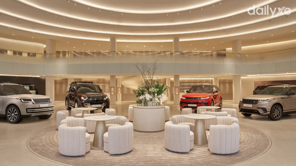 Phòng trưng bày xe của showroom Land Rover Royal Automotive Hà Nội