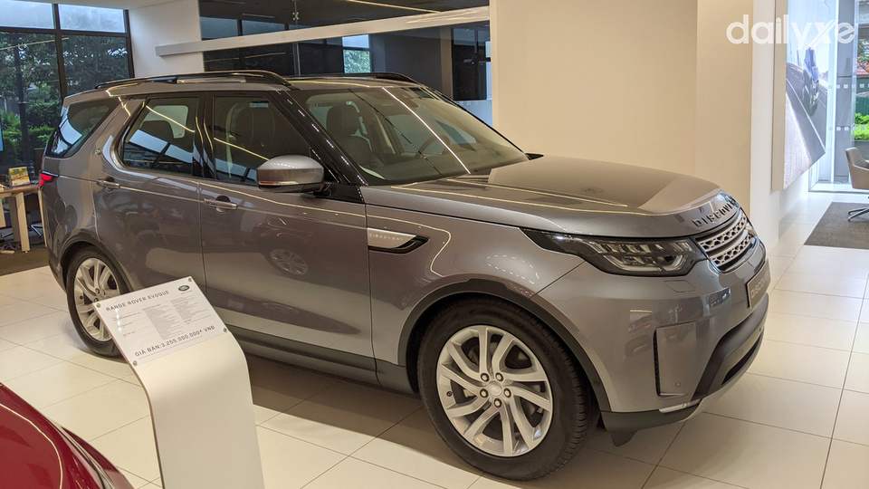Phòng trưng bày xe của showroom Jaguar Land Rover Sài Gòn