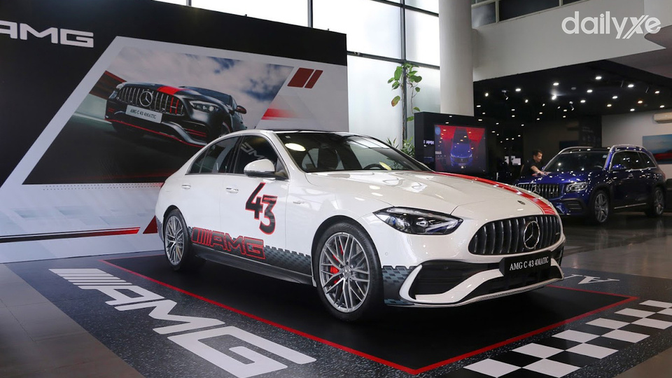 Phòng trưng bày xe tại showroom Mercedes Phạm Hùng