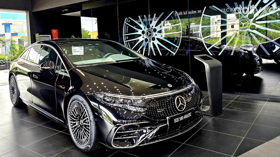 Phòng trưng bày xe tại Mercedes Quảng Ninh