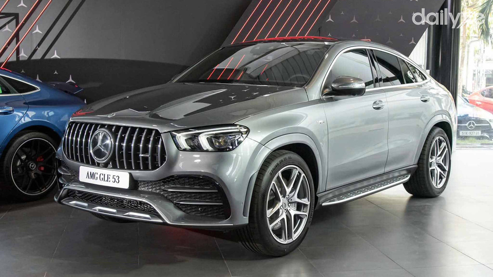 Khu vực trưng bày xe của showroom Mercedes Bình Phước