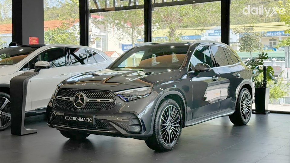 Phòng trưng bày xe tại showroom Mercedes Đà Lạt